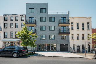 24 Wilson Ave in Brooklyn, NY - Foto de edificio - Building Photo