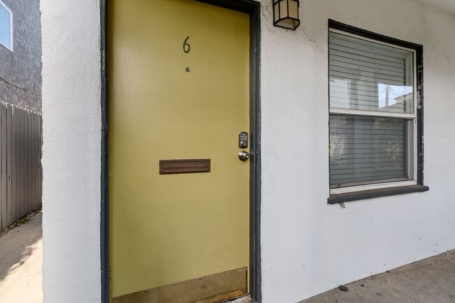 935 N Washington Pl in Long Beach, CA - Building Photo - Building Photo