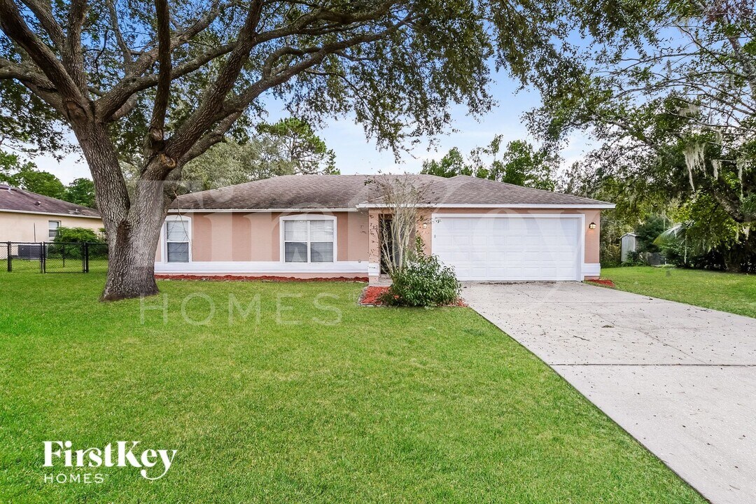 739 N Midland Dr in Deltona, FL - Building Photo