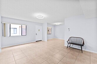 5310 Las Verdes Cir in Delray Beach, FL - Building Photo - Building Photo