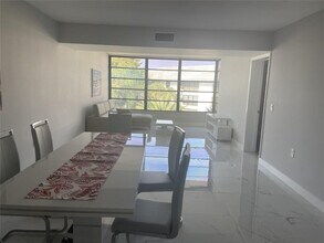 1721 Whitehall Dr in Davie, FL - Foto de edificio - Building Photo