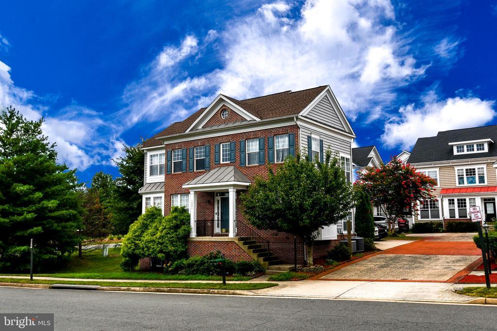 10001 Orland Stone Dr in Bristow, VA - Building Photo