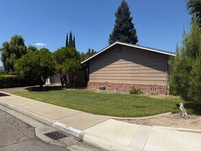 425 Corello St in Turlock, CA - Building Photo - Building Photo