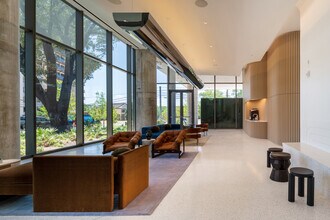 44 East Ave in Austin, TX - Building Photo - Lobby