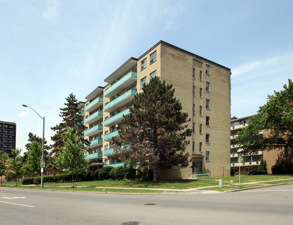 22 Thorncliffe Park Dr in Toronto, ON - Building Photo