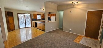 1352 N Pioneer Peak Dr in Wasilla, AK - Building Photo