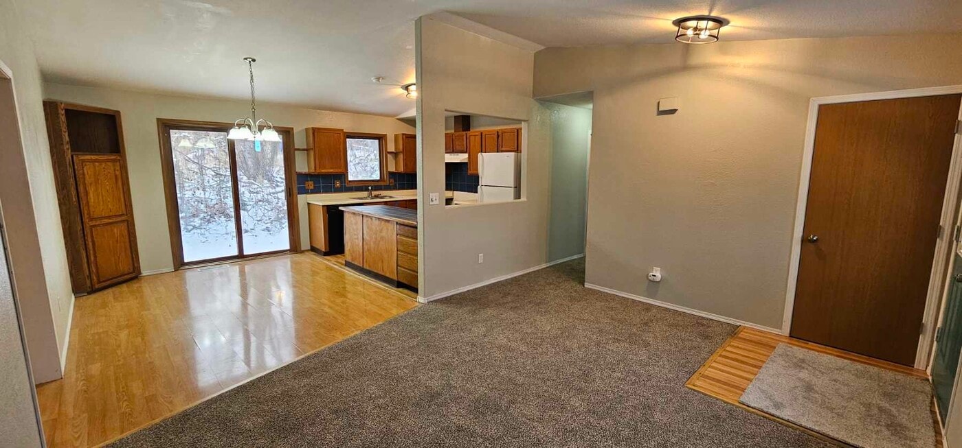 1352 N Pioneer Peak Dr in Wasilla, AK - Building Photo