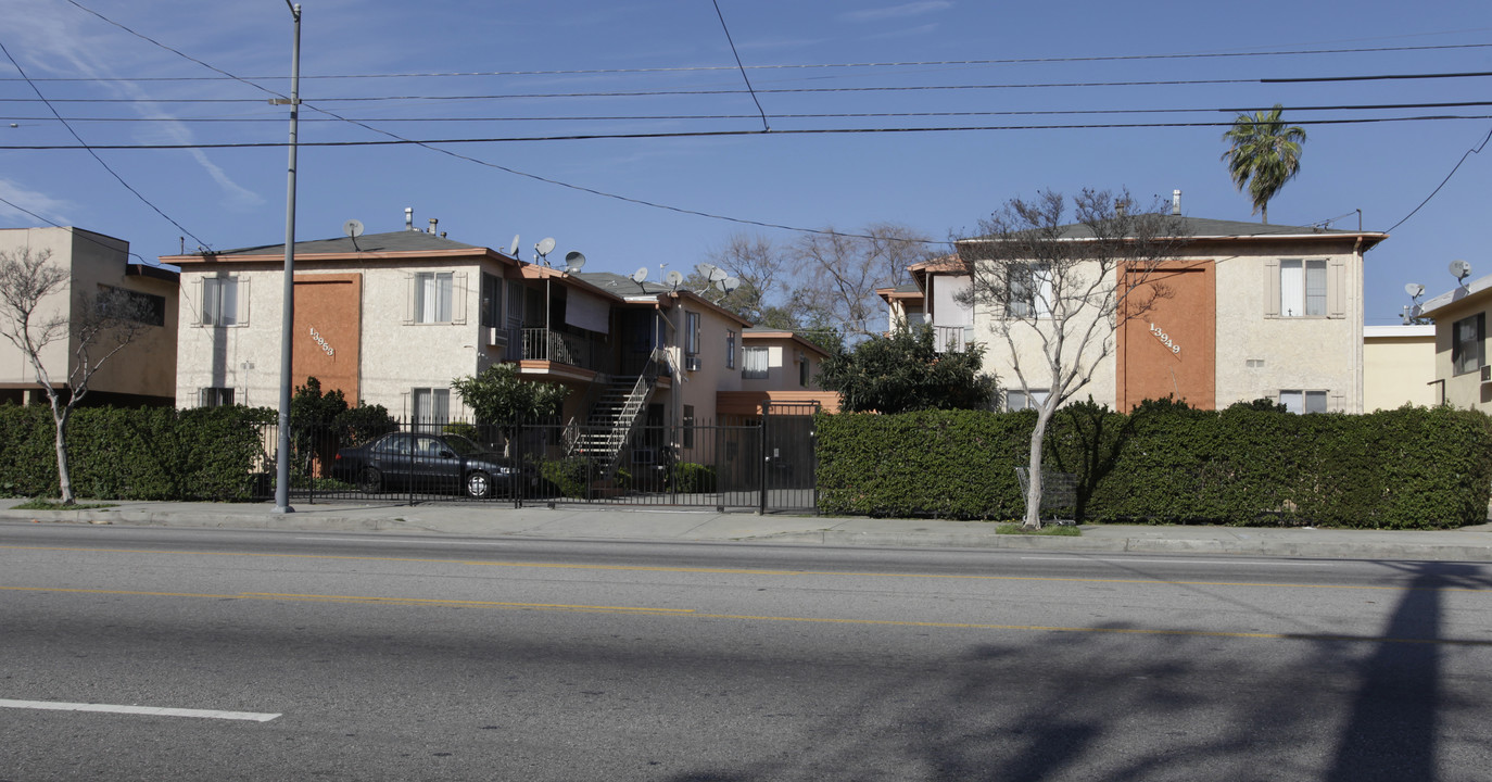 13949-13953 Vanowen St in Van Nuys, CA - Foto de edificio