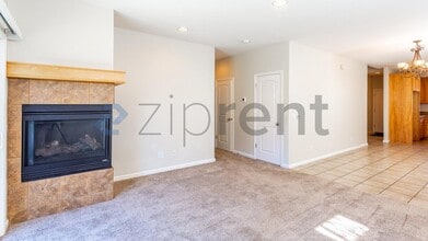 1251 Clover Dr in Santa Rosa, CA - Foto de edificio - Building Photo