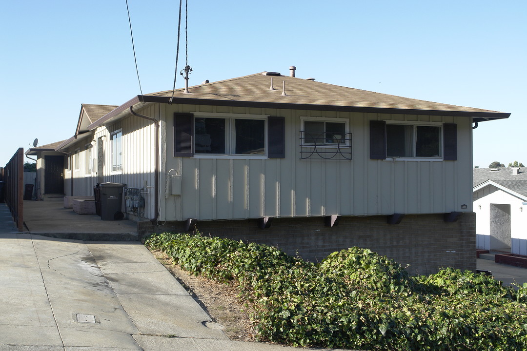 8070 Greenridge Dr in Oakland, CA - Building Photo