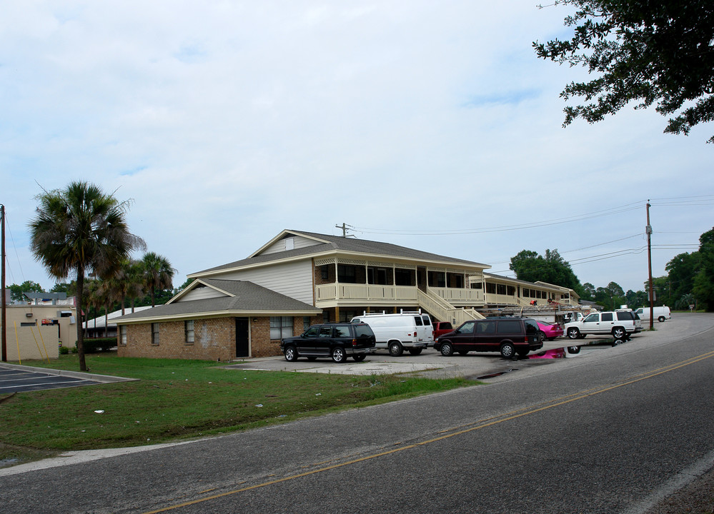 5230 W Montague Ave in North Charleston, SC - Building Photo