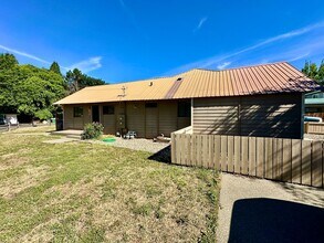 1204 N Brooklane St in Ellensburg, WA - Building Photo - Building Photo