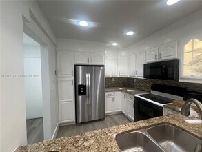 11227 SW 88th St in Miami, FL - Building Photo - Building Photo