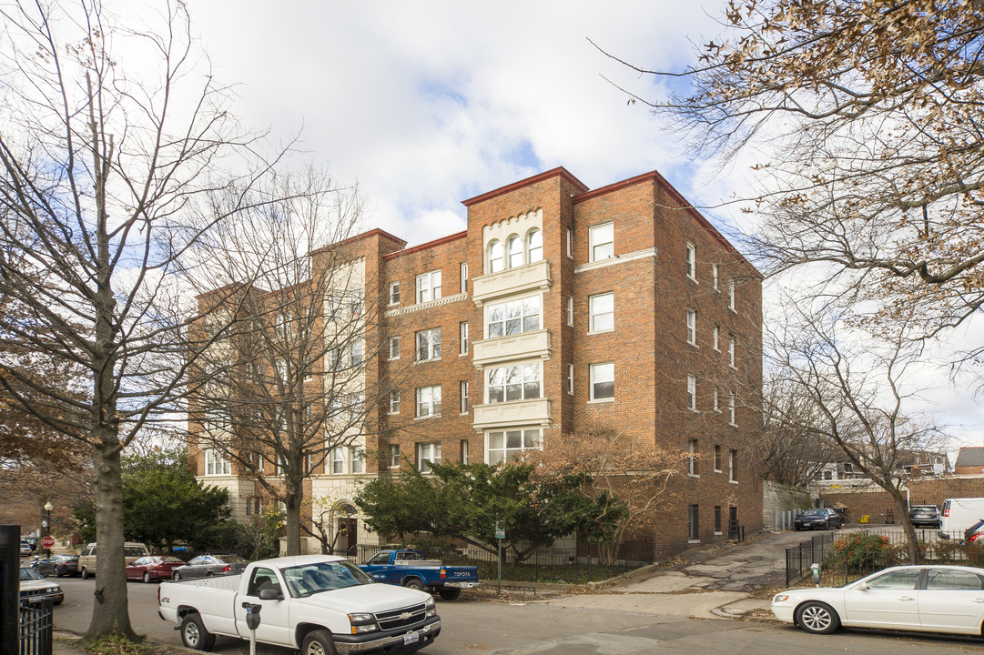 1615 Kenyon St NW in Washington, DC - Foto de edificio