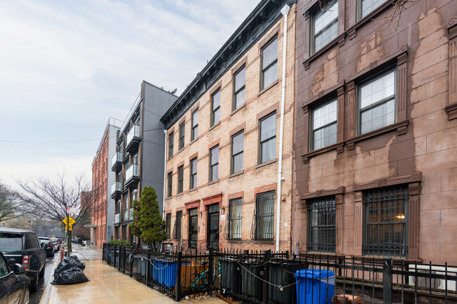 35 Lexington Ave in Brooklyn, NY - Foto de edificio - Building Photo