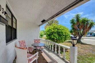 103 SW 10th Ave in Boynton Beach, FL - Foto de edificio - Building Photo