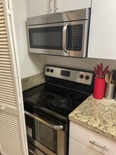 100 Lakeview Dr in Weston, FL - Building Photo - Building Photo