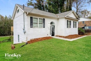 1216 Woodleigh Rd SW in Marietta, GA - Building Photo