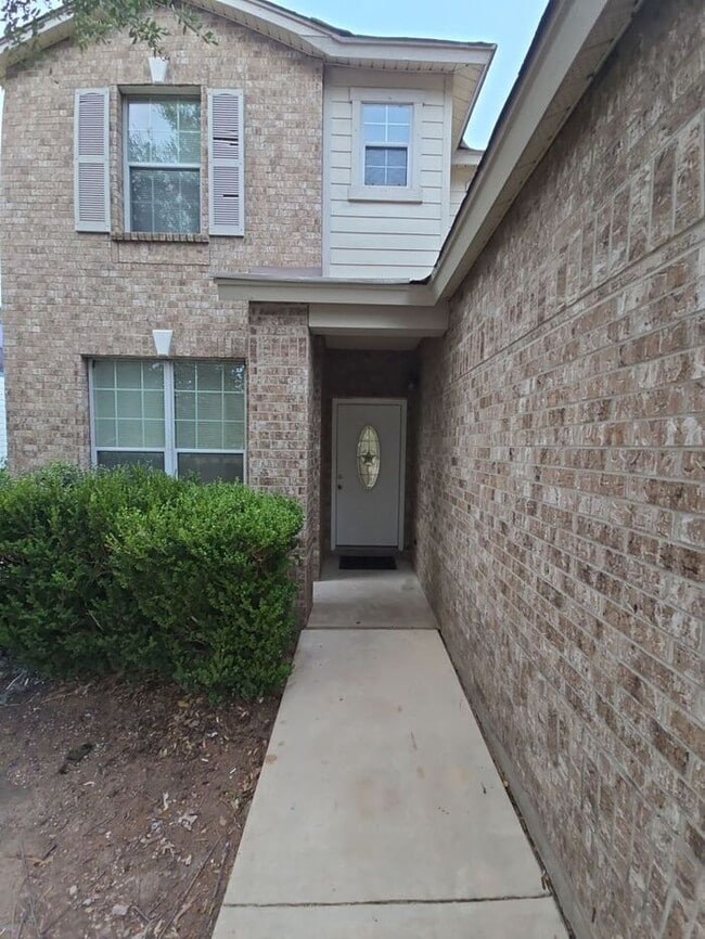 205 Windridge Dr N in Lockhart, TX - Building Photo - Building Photo