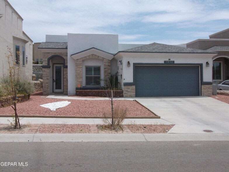 7836 Enchanted View Dr in El Paso, TX - Foto de edificio