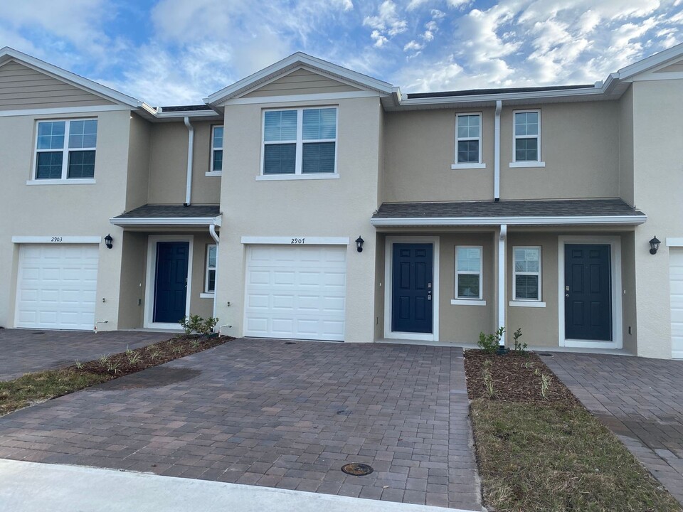 2907 Brie Hammock Bnd in St. Cloud, FL - Building Photo