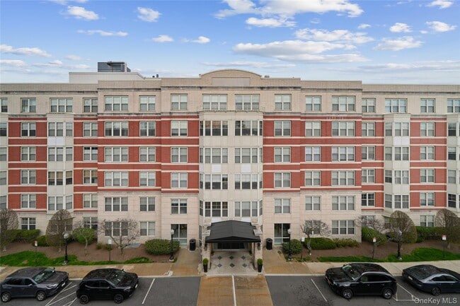 300 Mamaroneck Ave in White Plains, NY - Foto de edificio - Building Photo