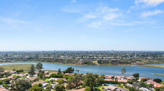 301 Esplanade in Newport Beach, CA - Foto de edificio - Building Photo