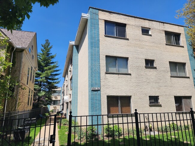 property at 4746 N Paulina St