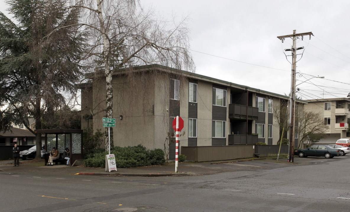 Birchwood Apartments in Seattle, WA - Building Photo