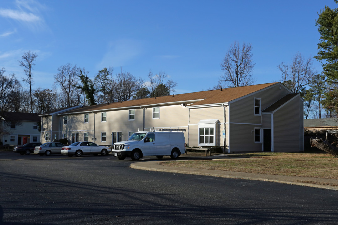 Delmont Plaza Apartments in Richmond, VA - Building Photo