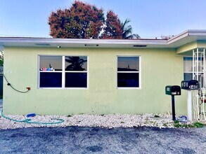 340 W Blue Heron Blvd in West Palm Beach, FL - Building Photo - Building Photo