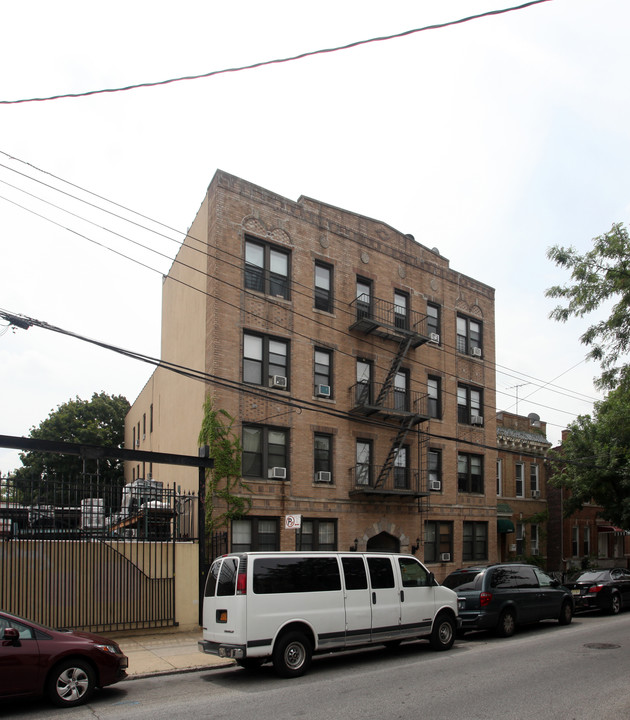 18-42 Summerfield St in Ridgewood, NY - Building Photo