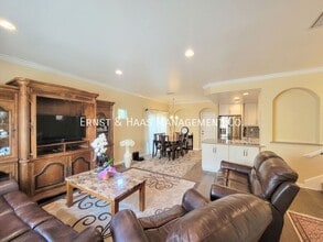 6119 Christine Ln in Lakewood, CA - Foto de edificio - Building Photo