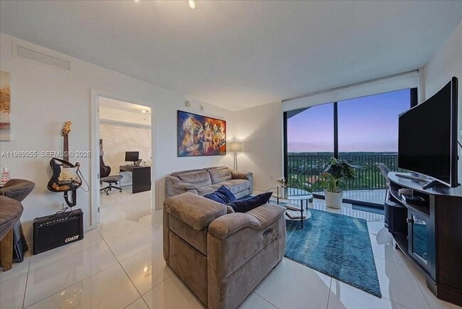 5252 NW 85th Ave in Doral, FL - Foto de edificio - Building Photo