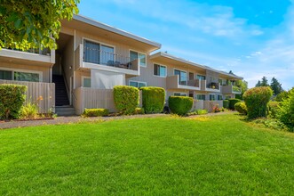 Sunwest Apartments in Seattle, WA - Building Photo - Building Photo