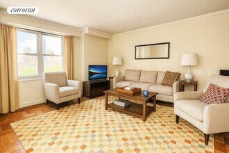 220 E 60th St in New York, NY - Building Photo - Building Photo