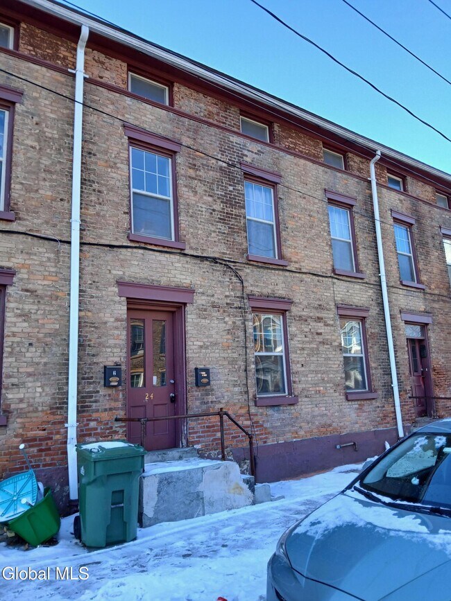 16 Cataract St-Unit -#2 in Cohoes, NY - Building Photo - Building Photo