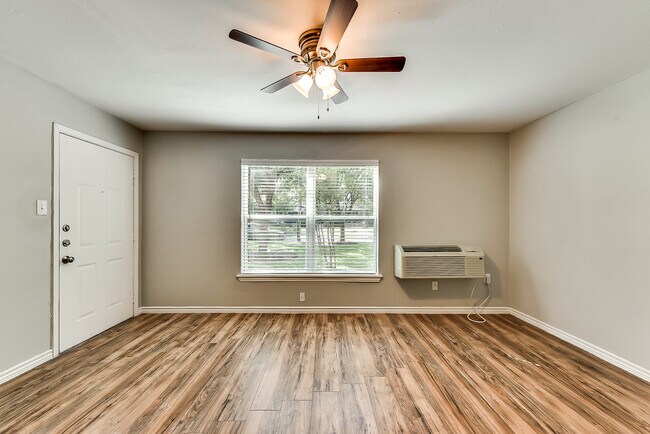 Swisswood Apartments in Dallas, TX - Building Photo - Building Photo