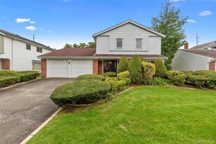 123 South Dr in New Hyde Park, NY - Building Photo