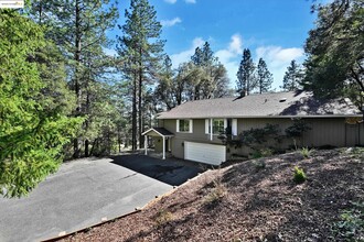 15168 Brewer Rd in Grass Valley, CA - Building Photo - Building Photo