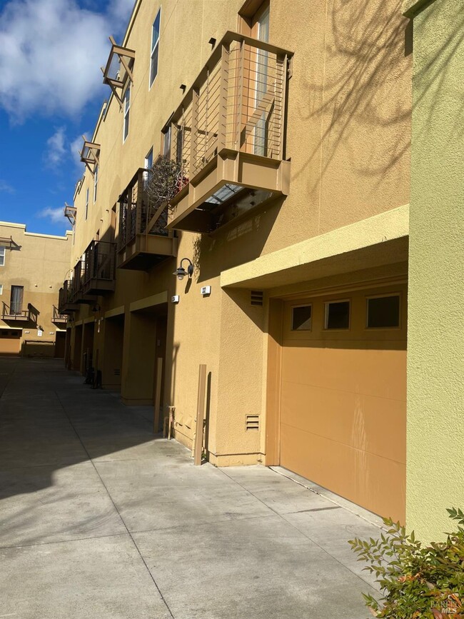 332 City Center Dr in Rohnert Park, CA - Building Photo - Building Photo