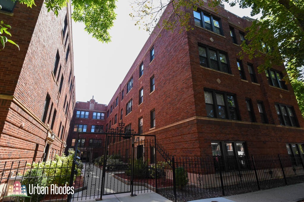 2205 W Eastwood Ave, Unit M08B in Chicago, IL - Foto de edificio