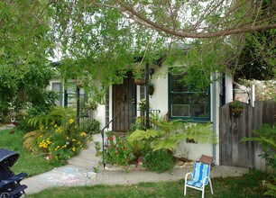 30-34 San Clemente St in Ventura, CA - Foto de edificio - Building Photo