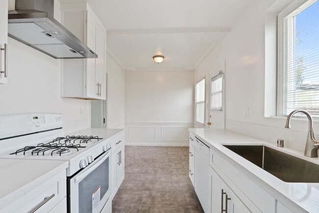 Courtyard building on Ocean Park in Santa Monica, CA - Building Photo - Building Photo