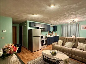 44 Beatrice Ave in Warwick, RI - Building Photo