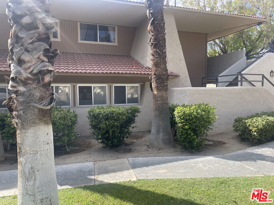 2875 N Los Felices Rd in Palm Springs, CA - Building Photo