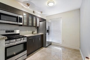 241 S Royal Poinciana Blvd in Miami Springs, FL - Building Photo