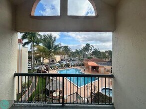 6292 NW 186th St in Hialeah, FL - Foto de edificio - Building Photo