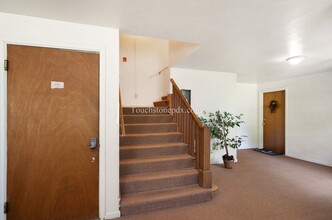 6900 SW Canyon Terrace in Portland, OR - Building Photo - Building Photo