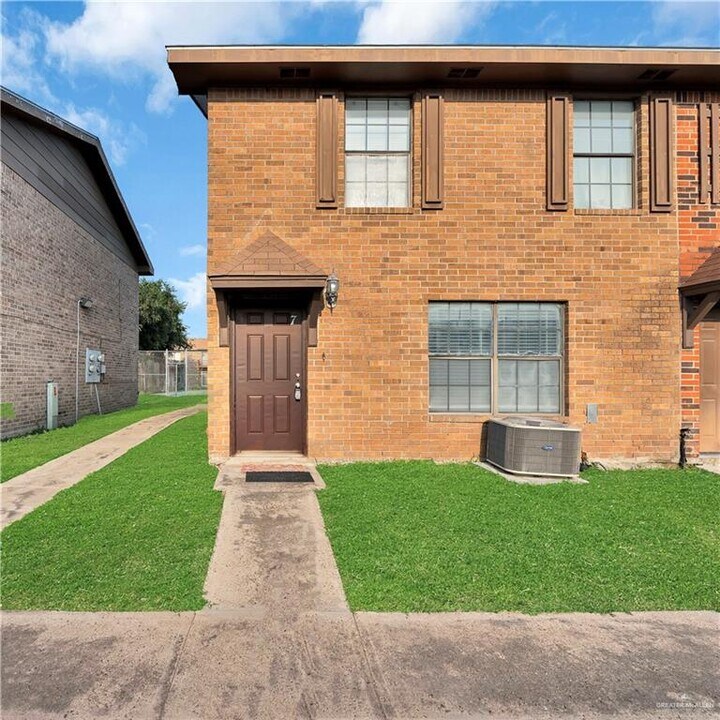 2201 Kennedy St in Pharr, TX - Building Photo